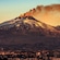 Monte Etna con humo que sale de la parte superior